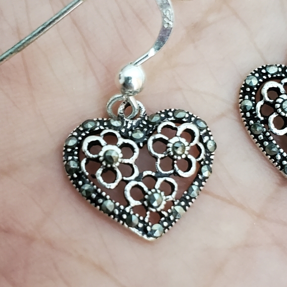 Sterling Silver heart earrings - Picture 4 of 7